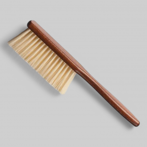 Сметка для волос деревянная, из искуственная щетина.