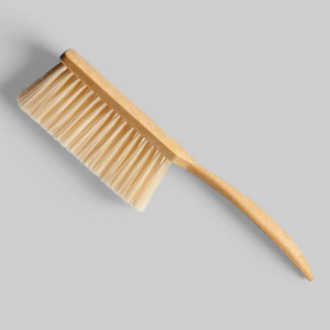Сметка для волос из искуственной щетины.